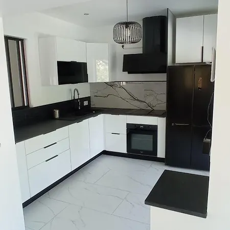 Suzond 8 Personnes Avec Pisicine Et Entierement Climatisee فيلة *